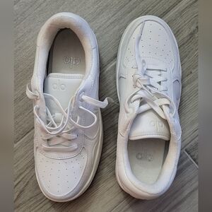 ALO Yoga White Sneakers Size 6 Male 7.5 Female